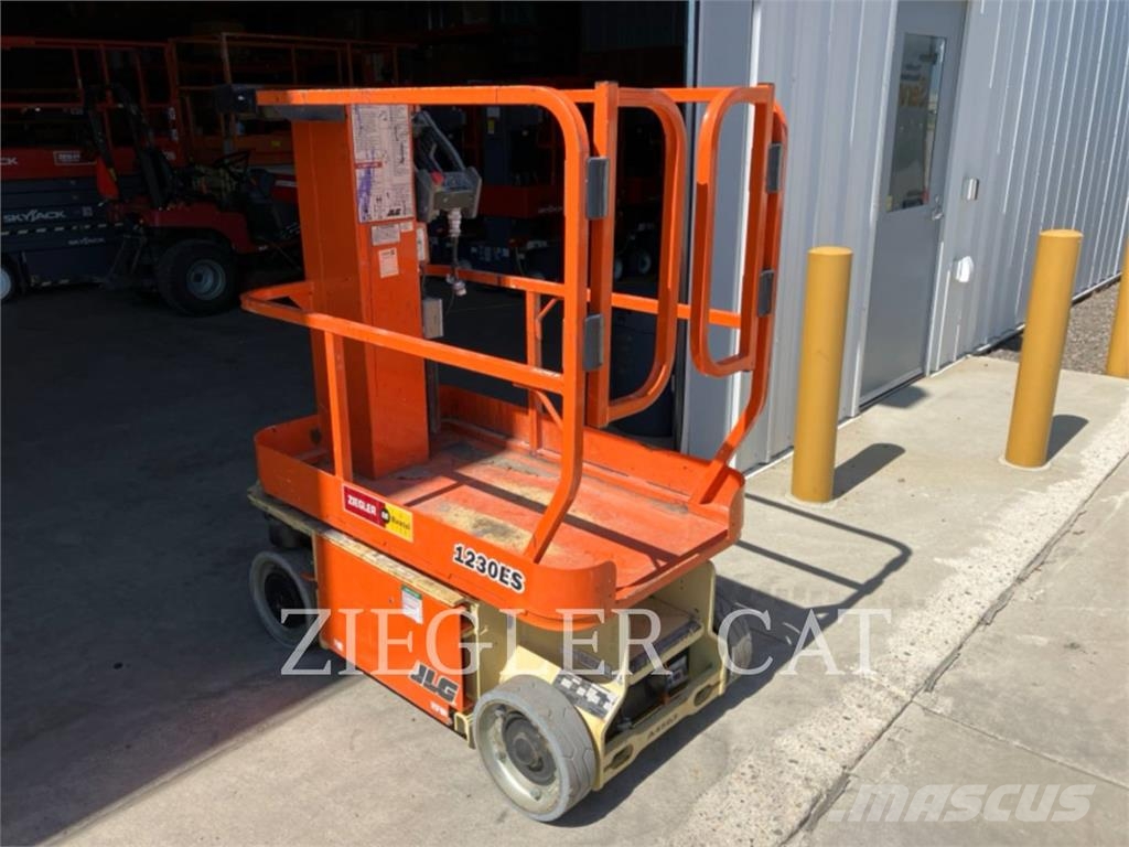 JLG 1230ES Šķerveida pacēlāji
