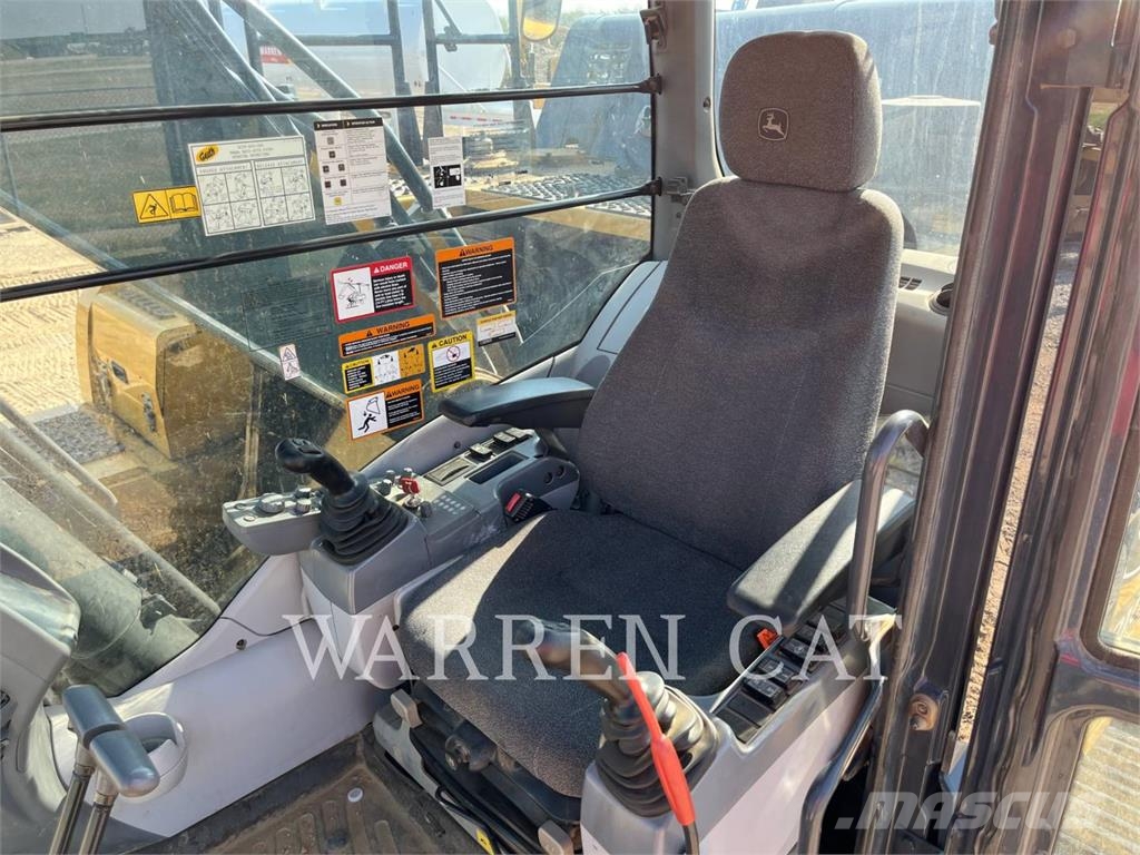 John Deere 210 لوادر ذات جرافات عكسية