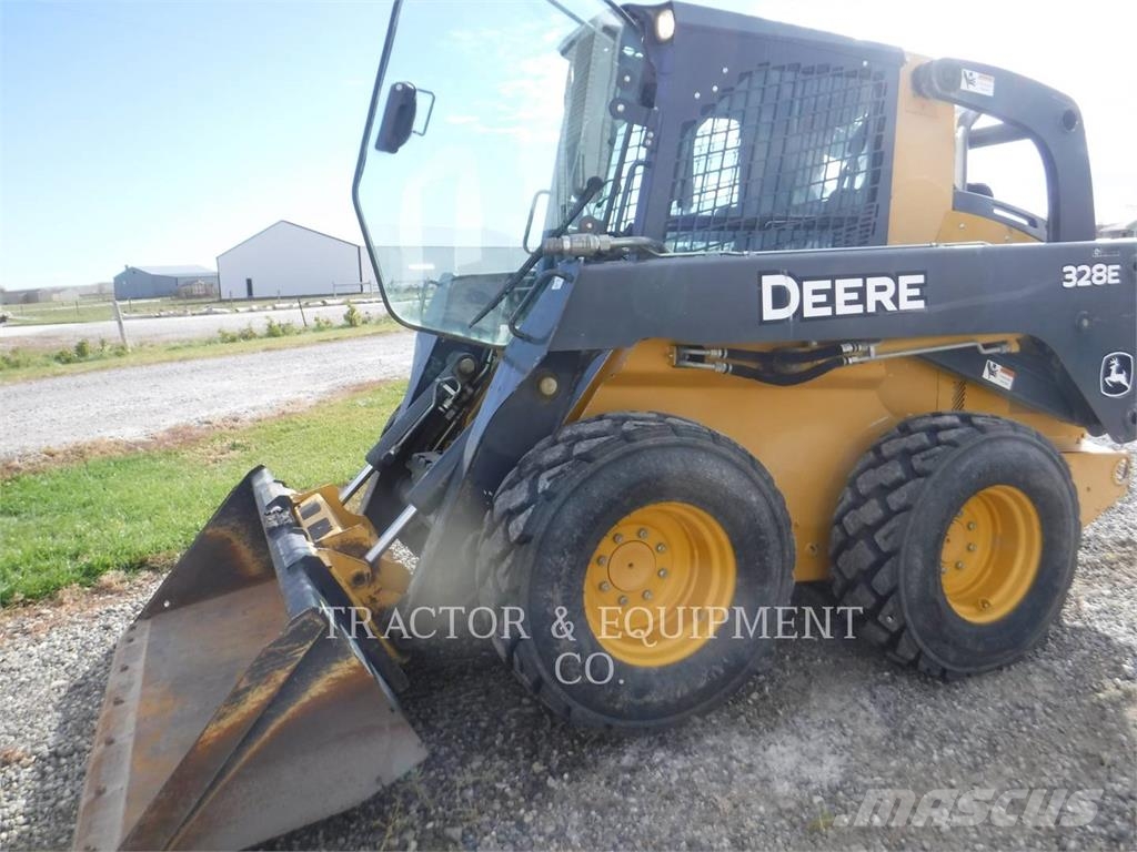 John Deere 328E Schrankladers