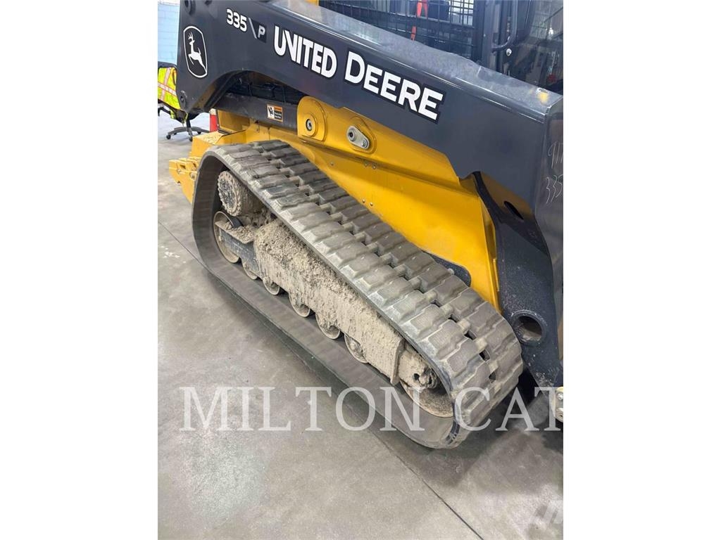 John Deere 335 Smykem řízené nakladače