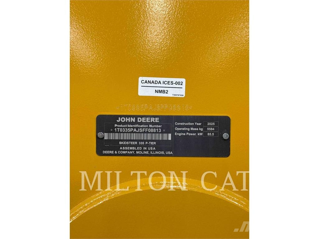 John Deere 335 Smykem řízené nakladače