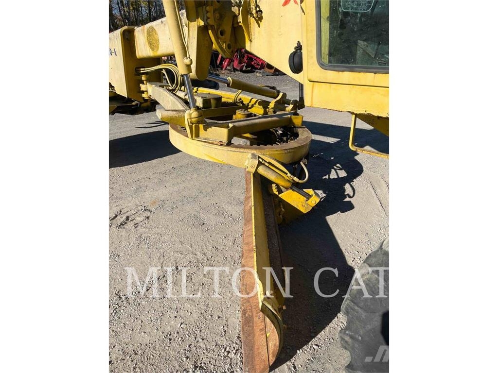 John Deere 570 Graders