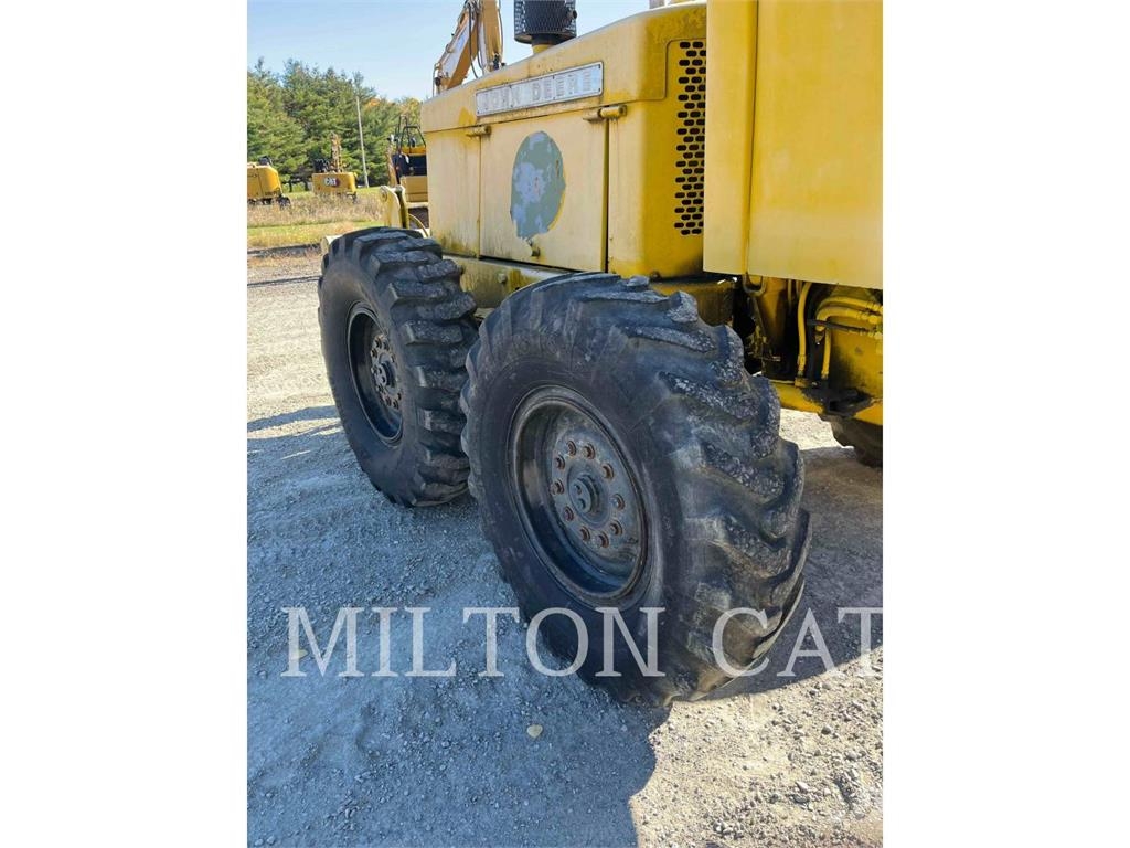 John Deere 570 Graders