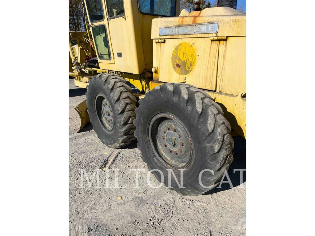 John Deere 570 Graders