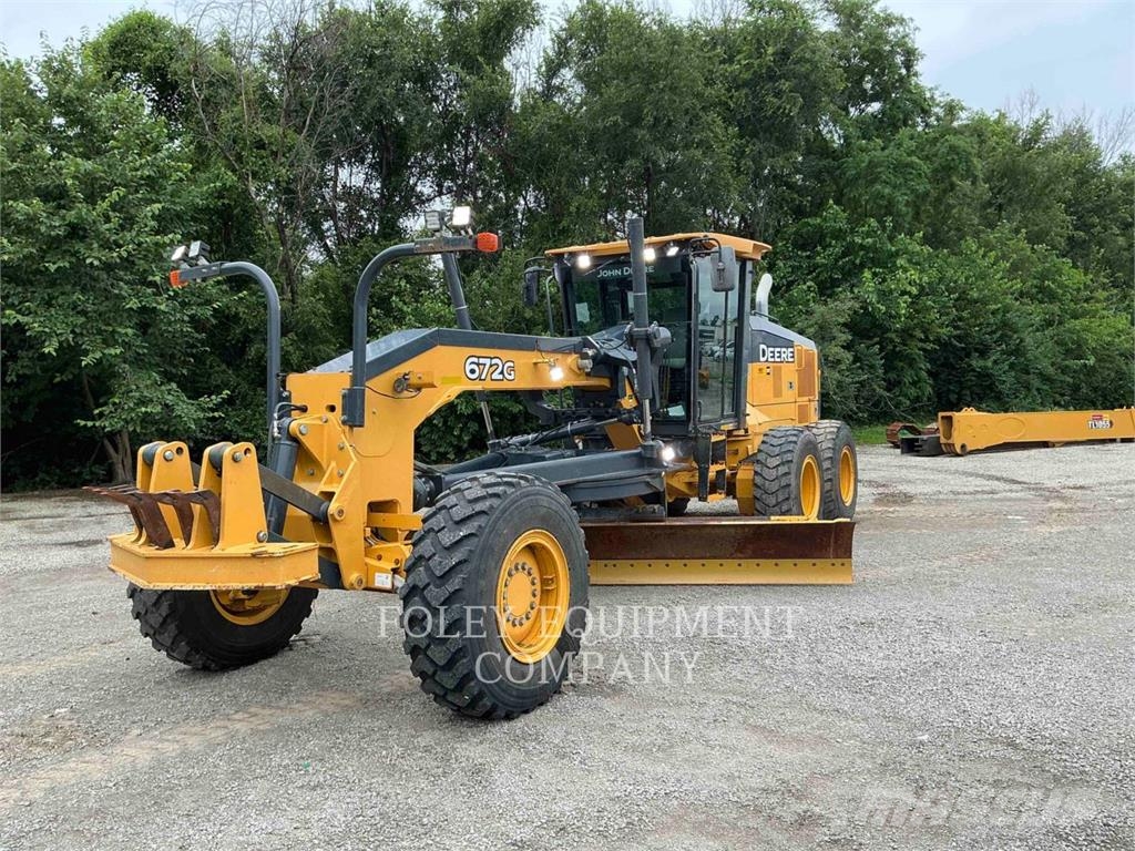John Deere 672G Graders