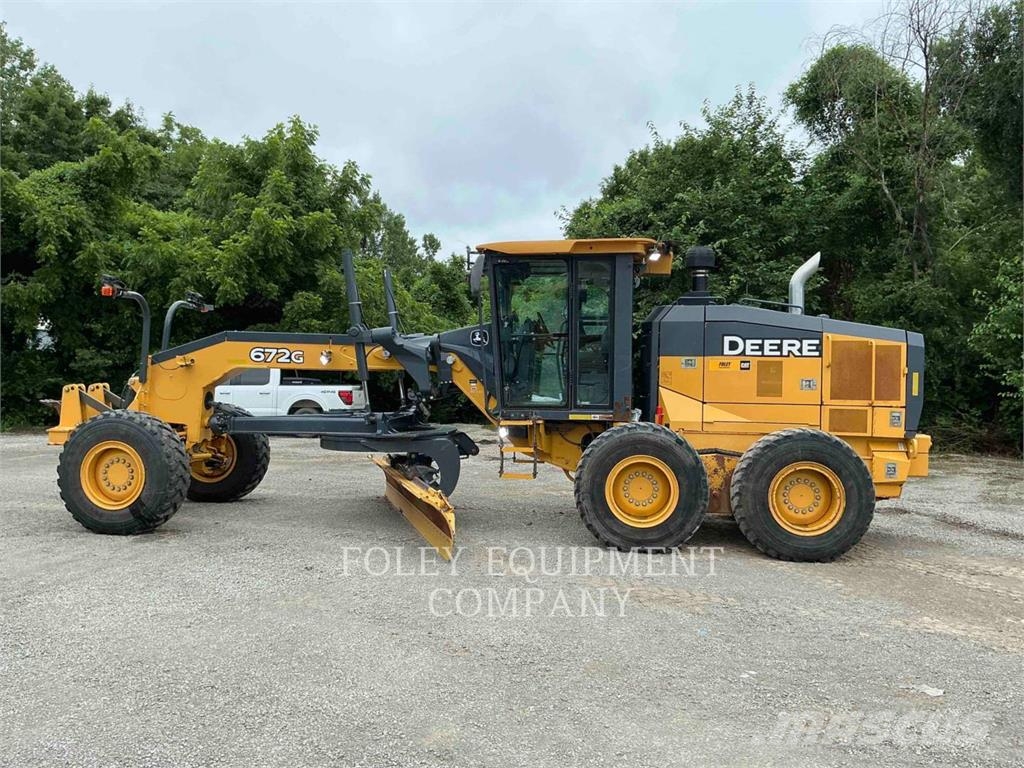 John Deere 672G Graders