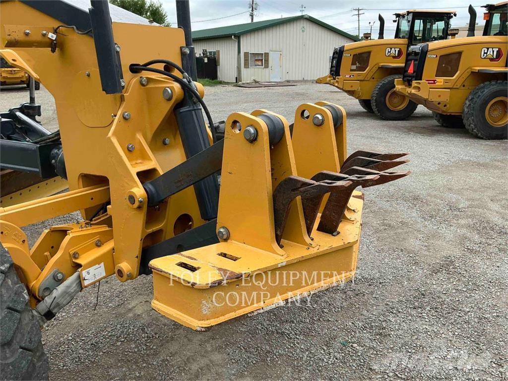 John Deere 672G Graders