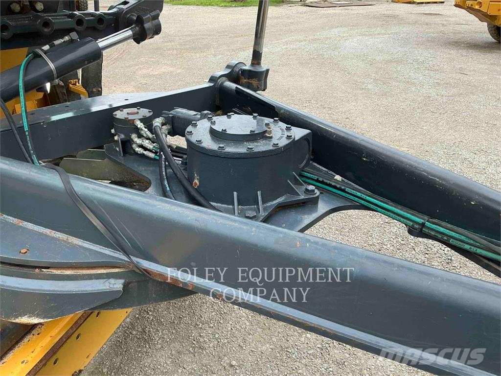 John Deere 672G Graders