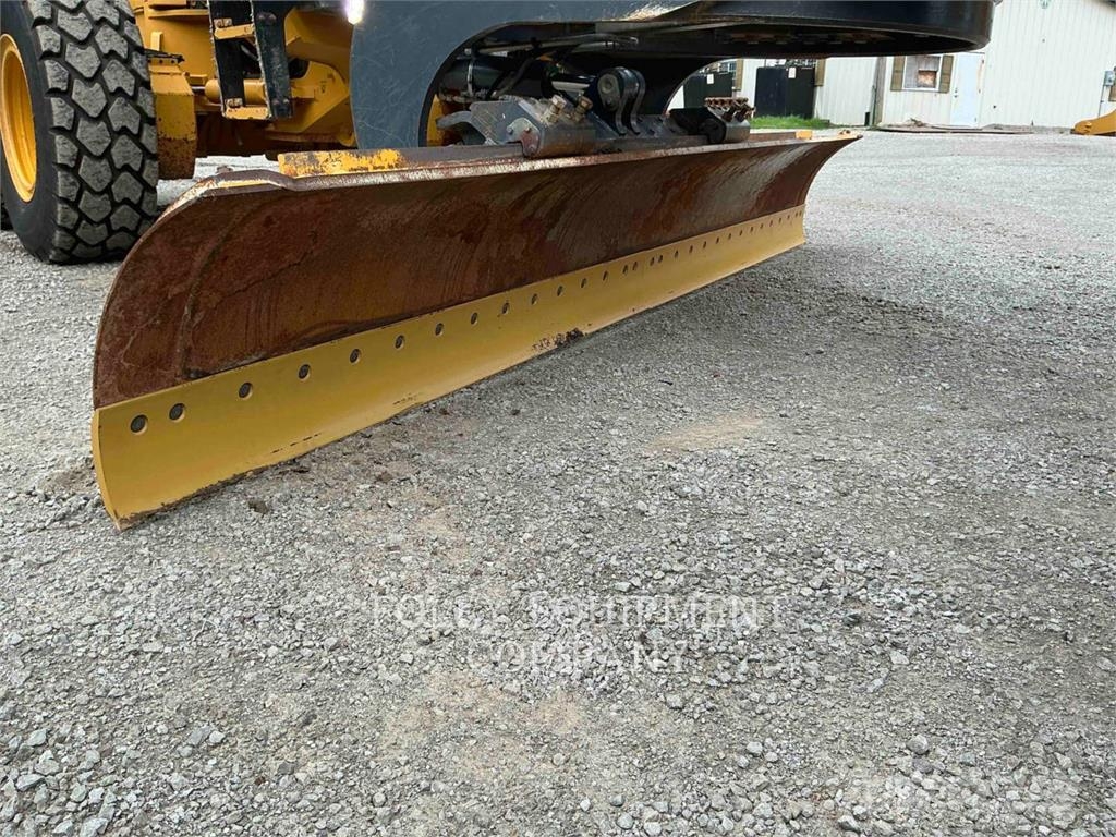 John Deere 672G Graders