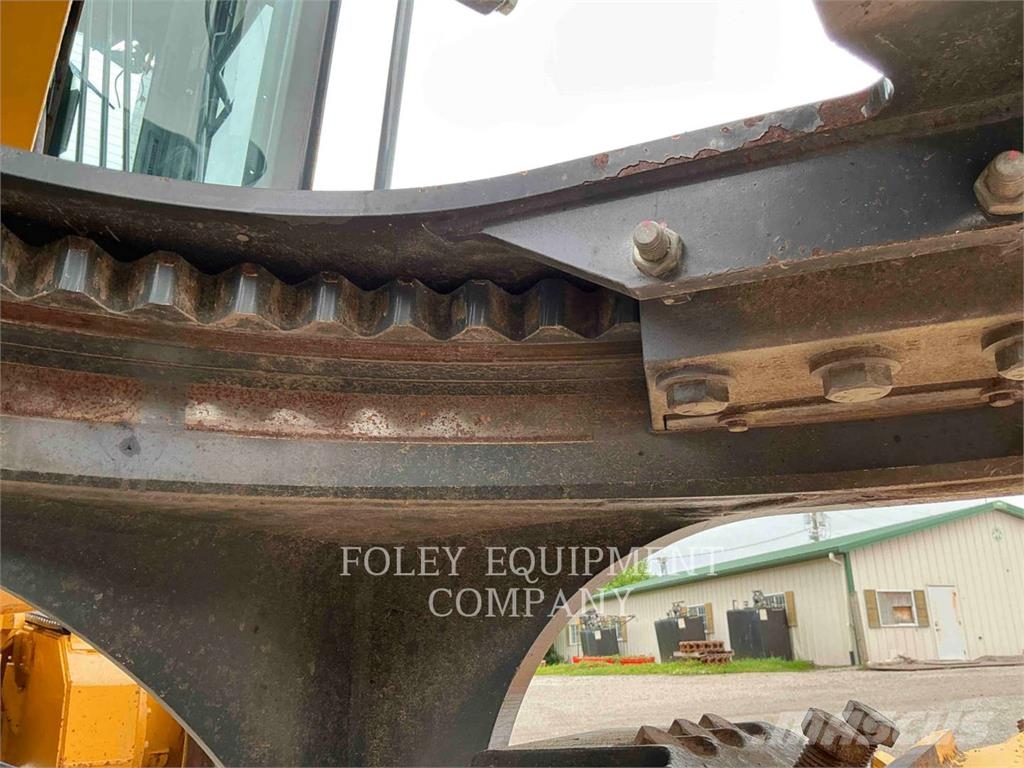 John Deere 672G Graders