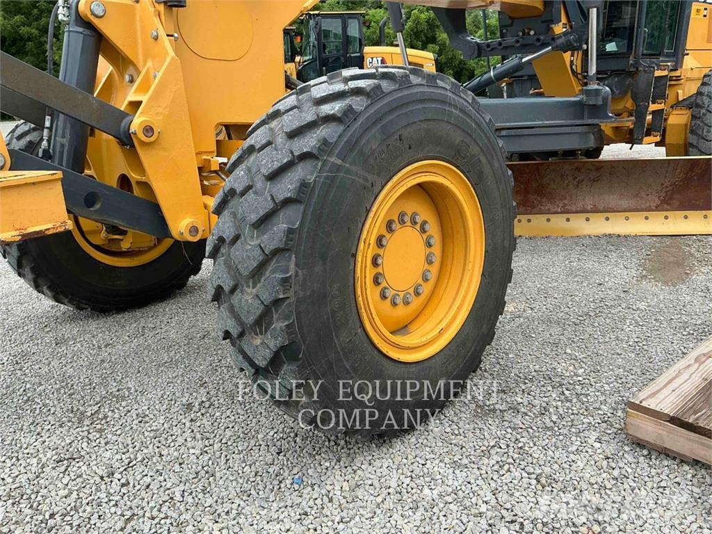 John Deere 672G Graders