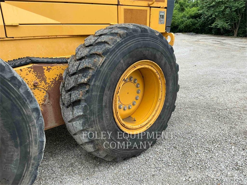 John Deere 672G Graders