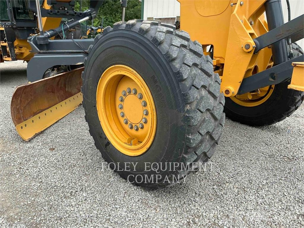 John Deere 672G Graders