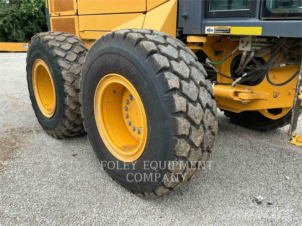 John Deere 672G Graders