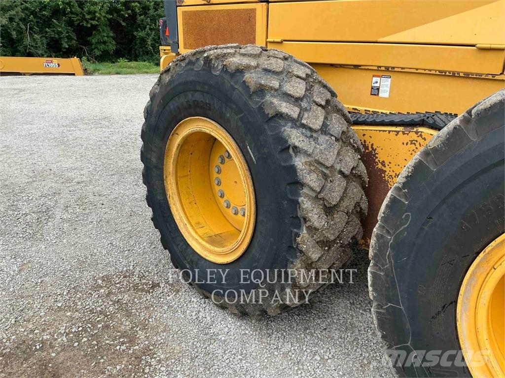 John Deere 672G Graders