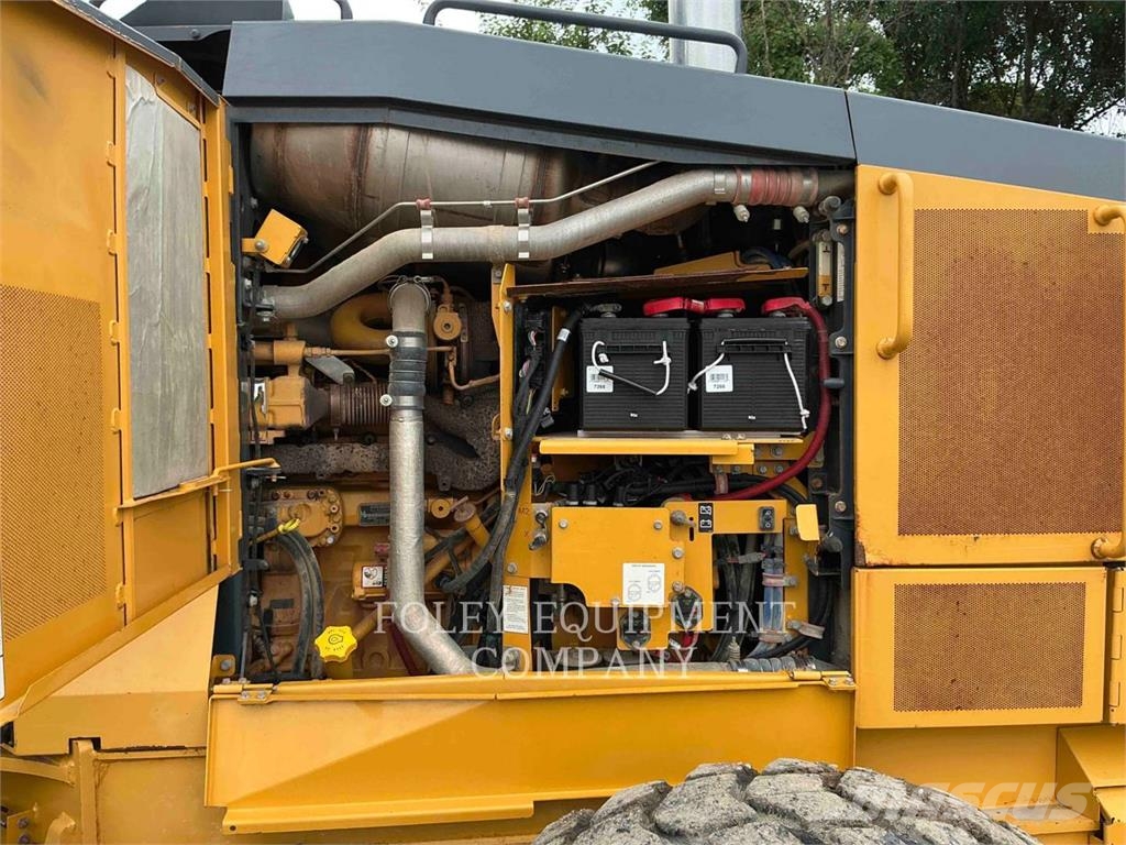 John Deere 672G Graders