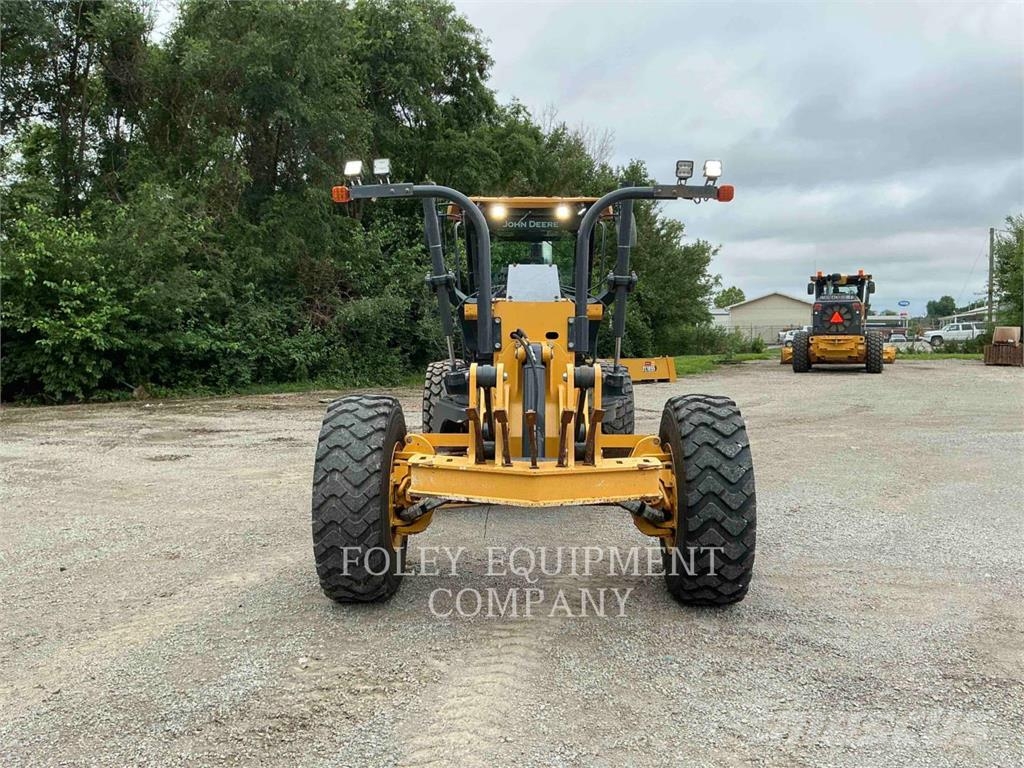 John Deere 672G Graders