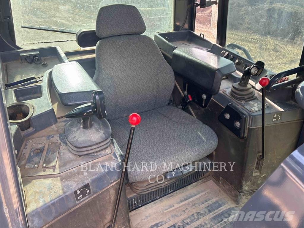 John Deere 750K Pásové dozéry
