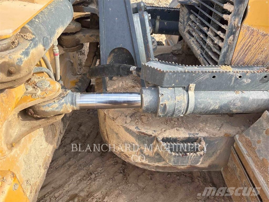 John Deere 750K Pásové dozéry