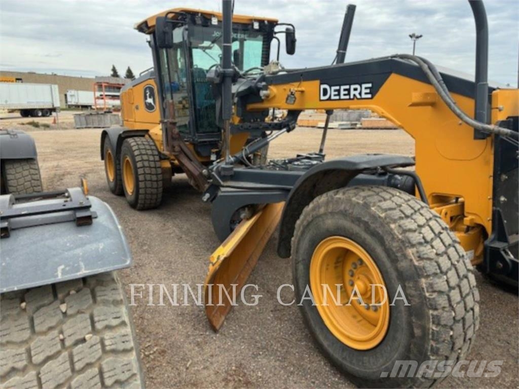 John Deere 870G Grejdry