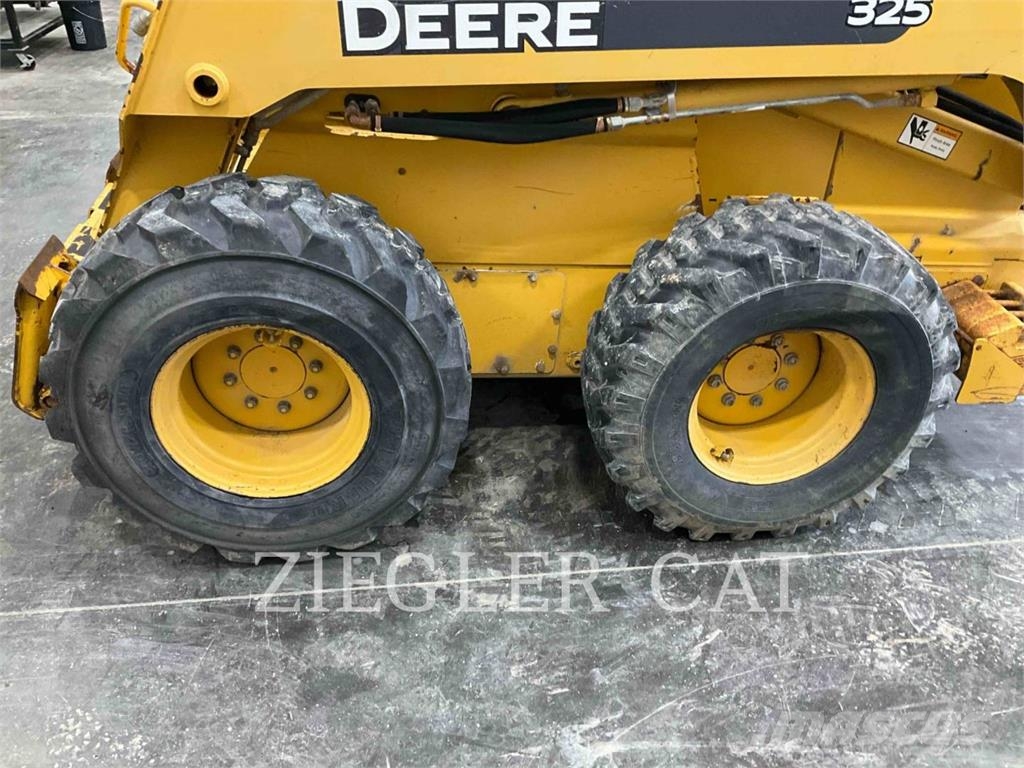 John Deere & CO. 325 Skid steer mini nakladalci