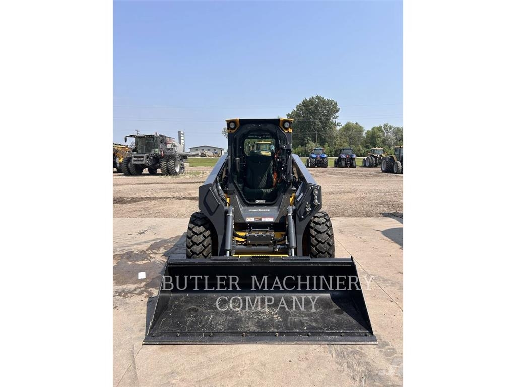 John Deere & CO. 330P لوادر انزلاقية التوجيه