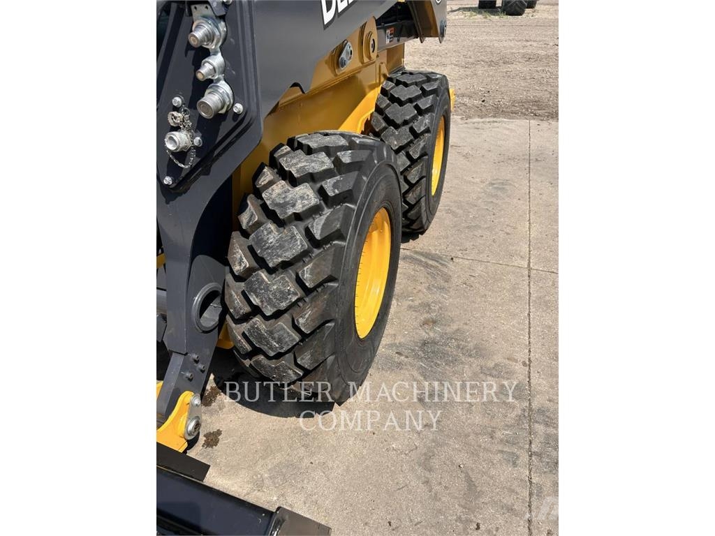 John Deere & CO. 330P لوادر انزلاقية التوجيه