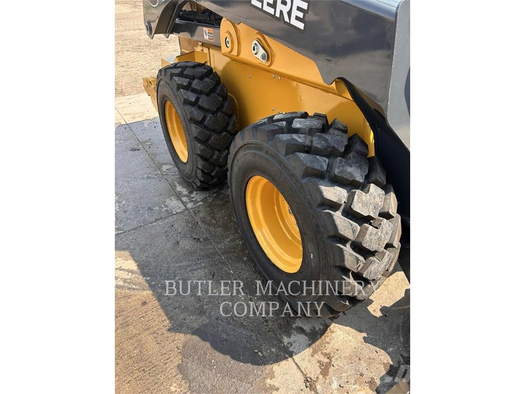 John Deere & CO. 330P لوادر انزلاقية التوجيه