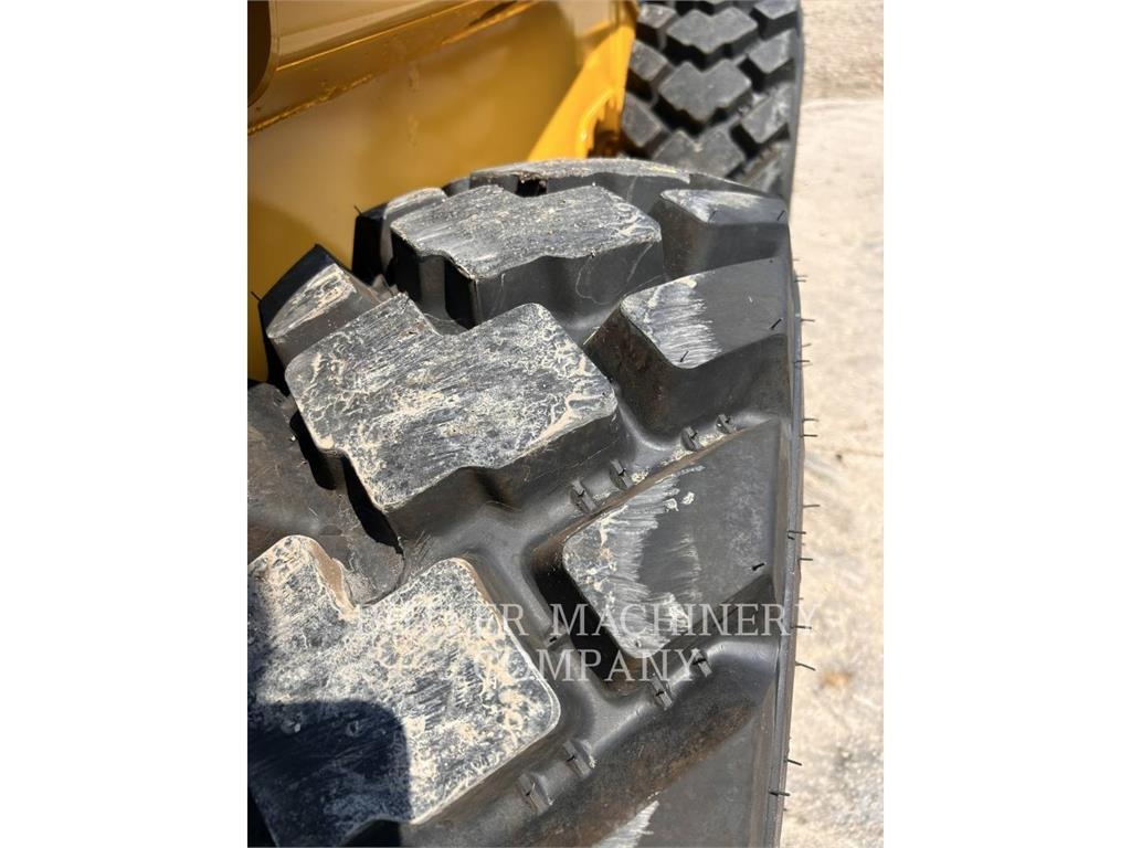 John Deere & CO. 330P لوادر انزلاقية التوجيه