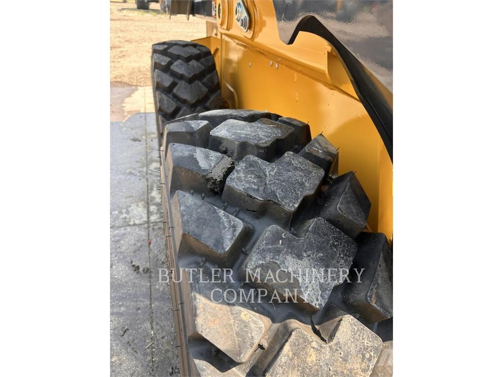 John Deere & CO. 330P لوادر انزلاقية التوجيه