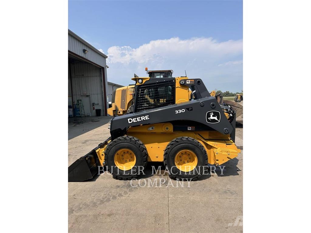 John Deere & CO. 330P لوادر انزلاقية التوجيه