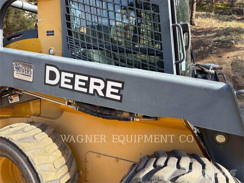 John Deere & CO. 332E Мини-погрузчики