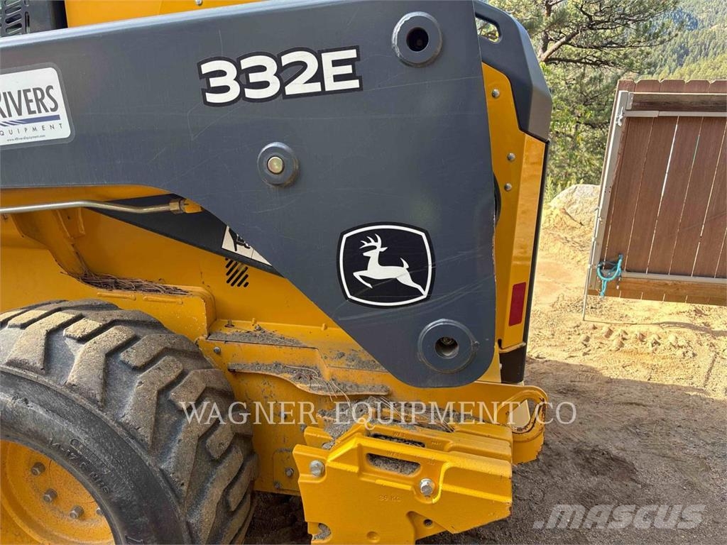 John Deere & CO. 332E Мини-погрузчики