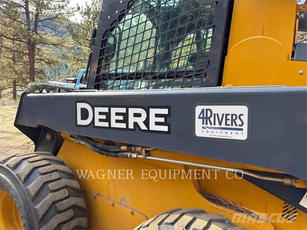 John Deere & CO. 332E Мини-погрузчики