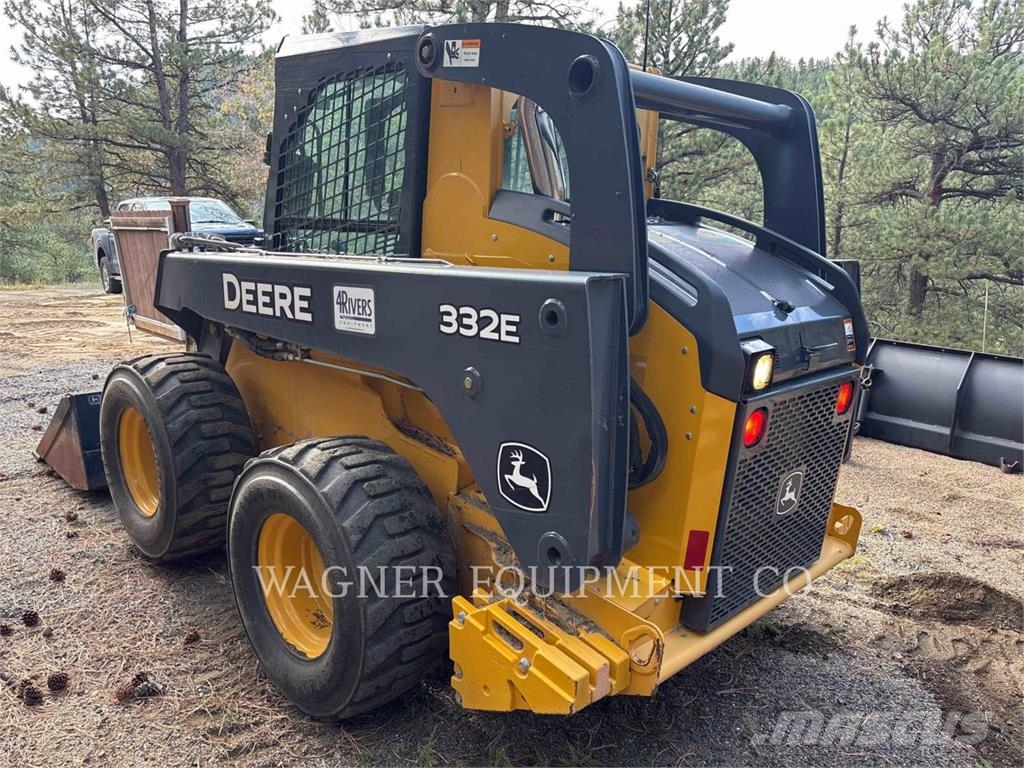 John Deere & CO. 332E Мини-погрузчики