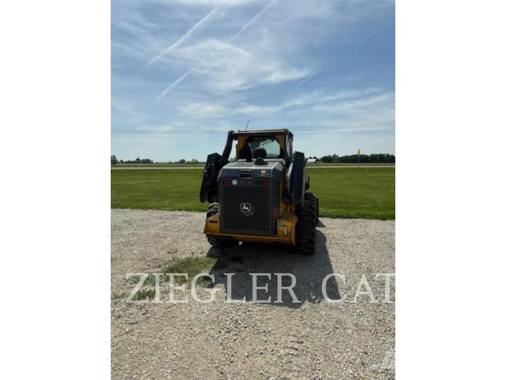 John Deere & CO. 332G Šmykom riadené nakladače