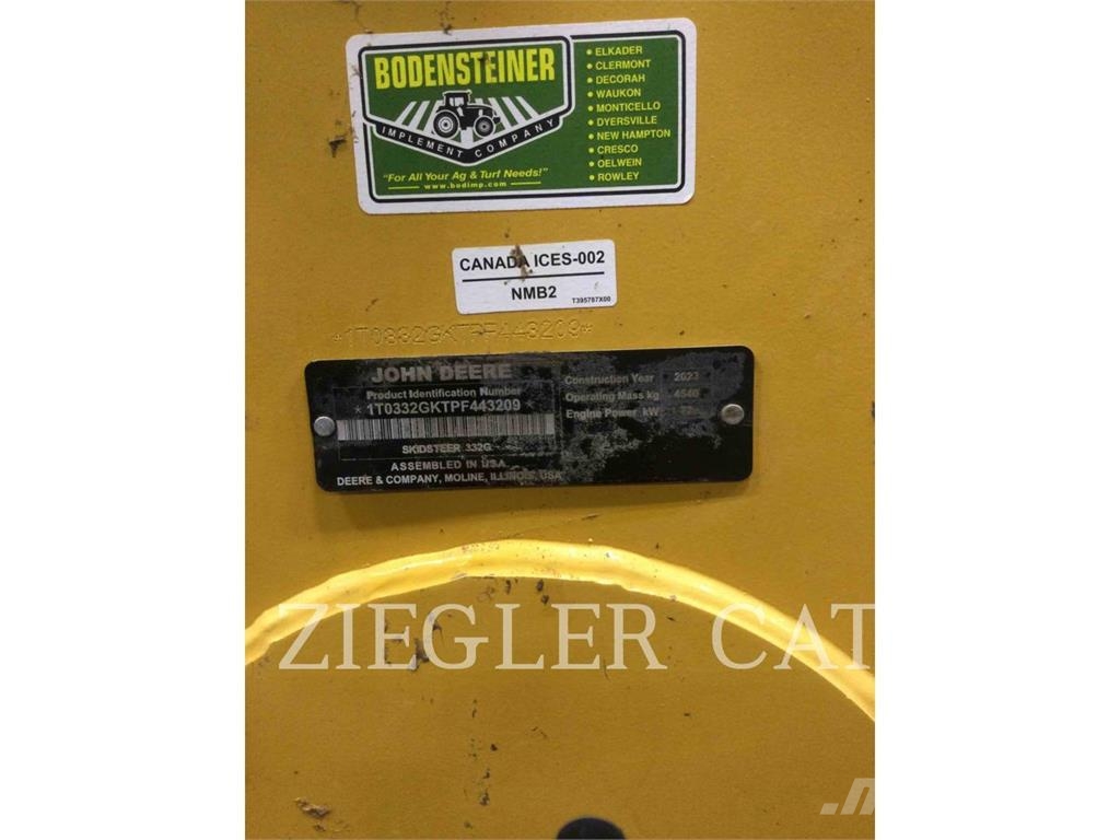 John Deere & CO. 332G Šmykom riadené nakladače