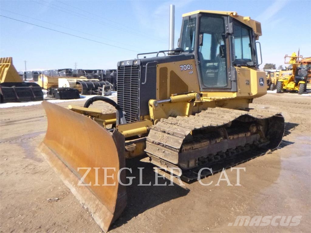 John Deere & CO. 700J Buldooserid
