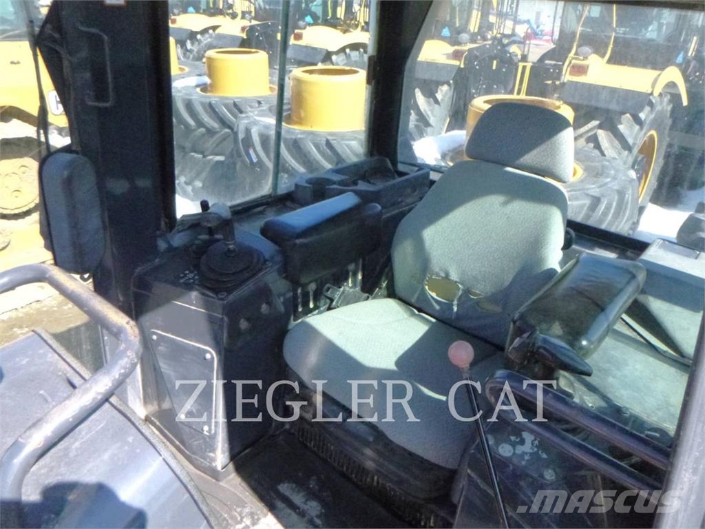 John Deere & CO. 700J Buldooserid