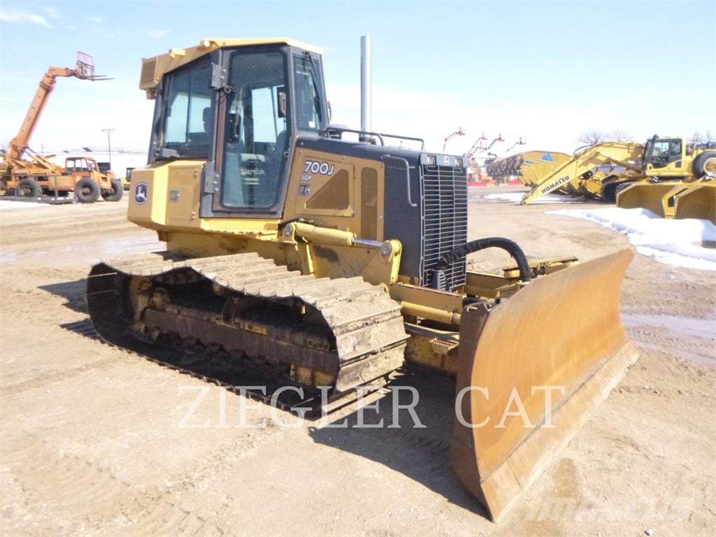 John Deere & CO. 700J Buldooserid