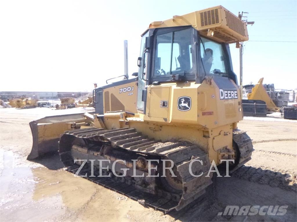 John Deere & CO. 700J Buldooserid