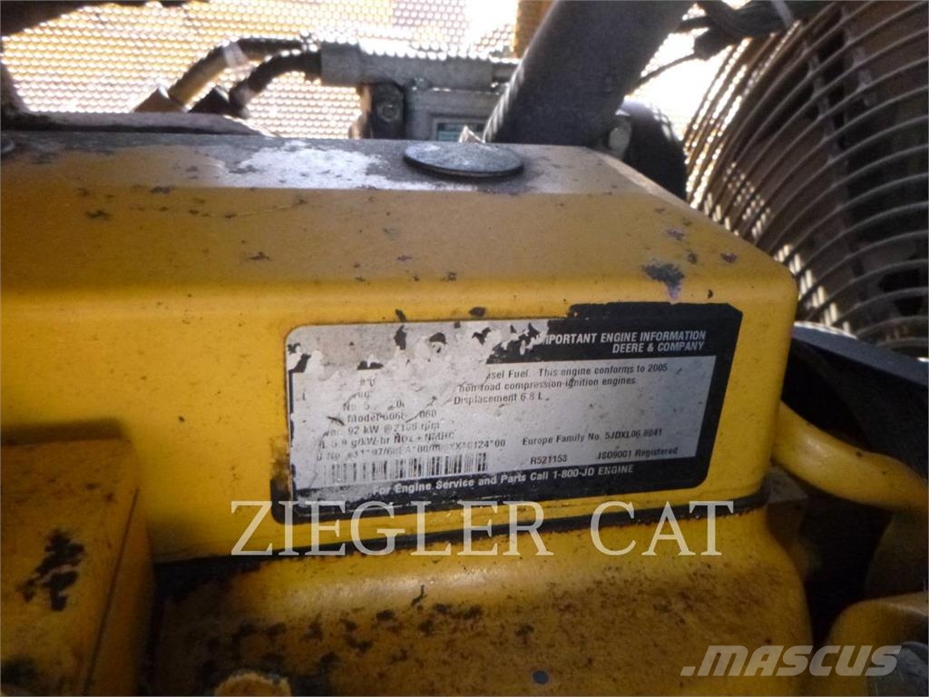 John Deere & CO. 700J Buldooserid