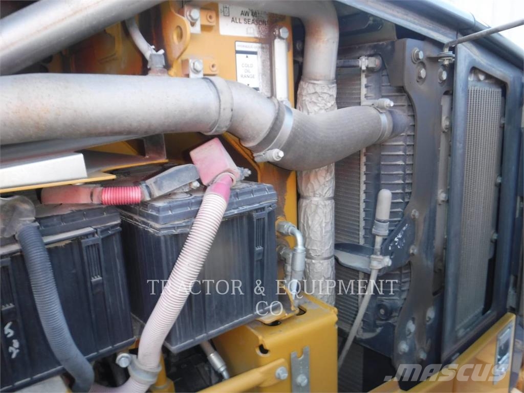 John Deere & CO. 872GP معدات تمهيد الطرق