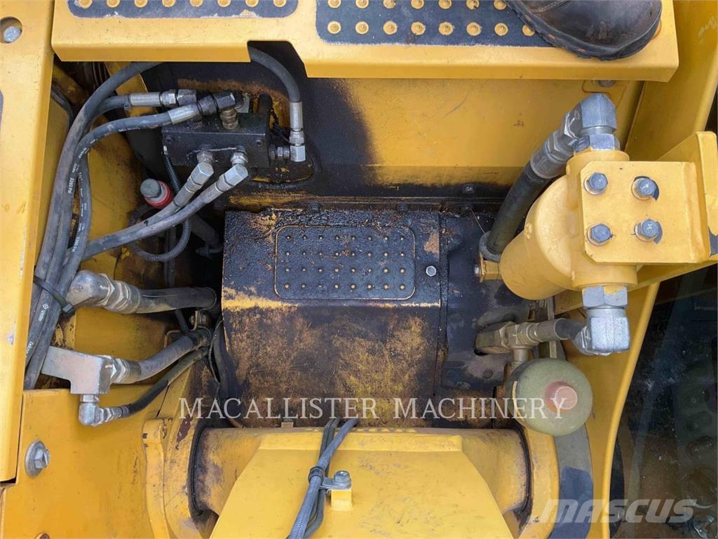 Komatsu PC138US-11 حفارات زحافة