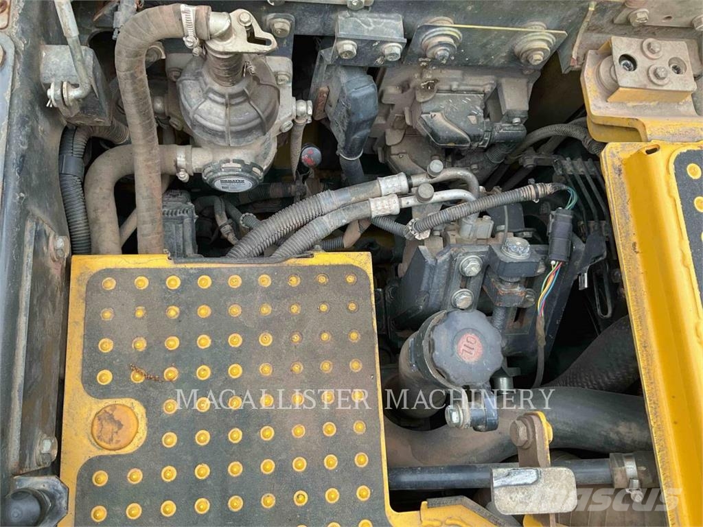 Komatsu PC138US-11 حفارات زحافة