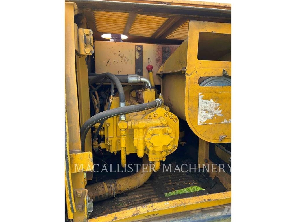 Komatsu PC220 Bagri goseničarji