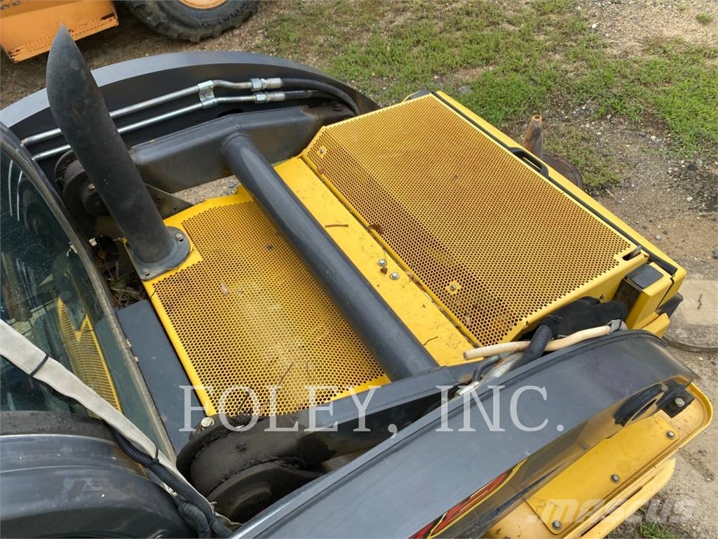 New Holland C238 Kāpurķēžu iekrāvēji