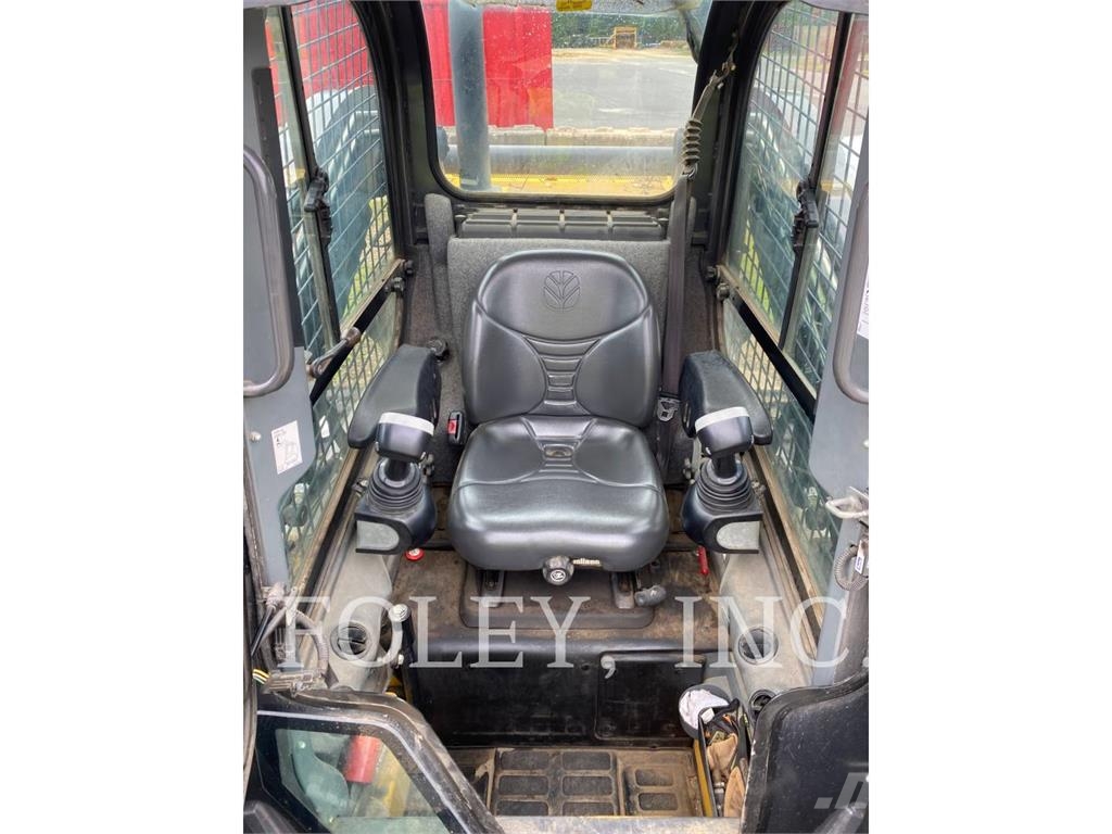 New Holland C238 Kāpurķēžu iekrāvēji