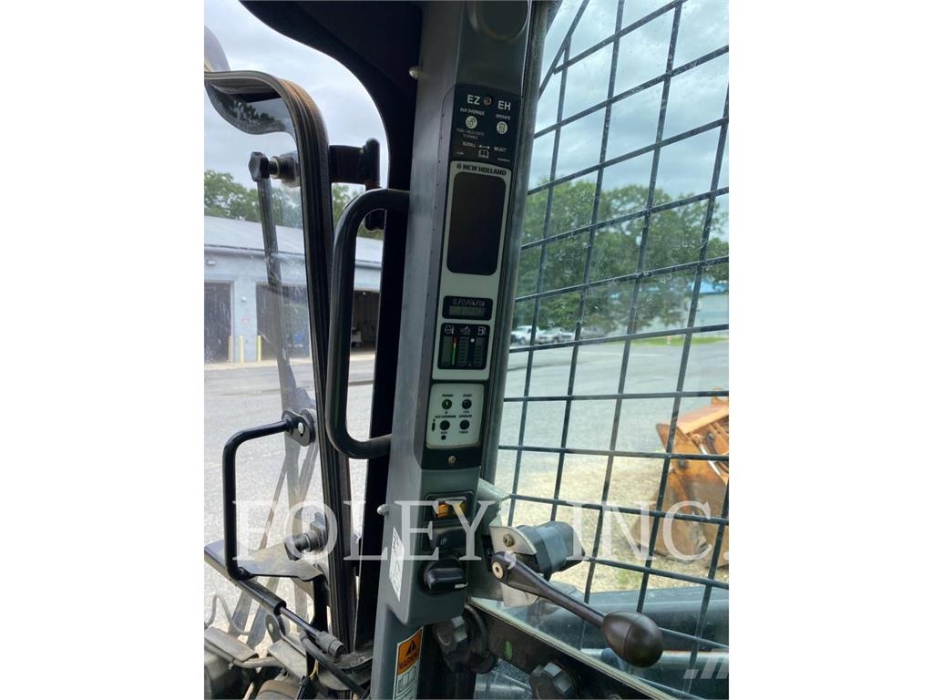 New Holland C238 Kāpurķēžu iekrāvēji