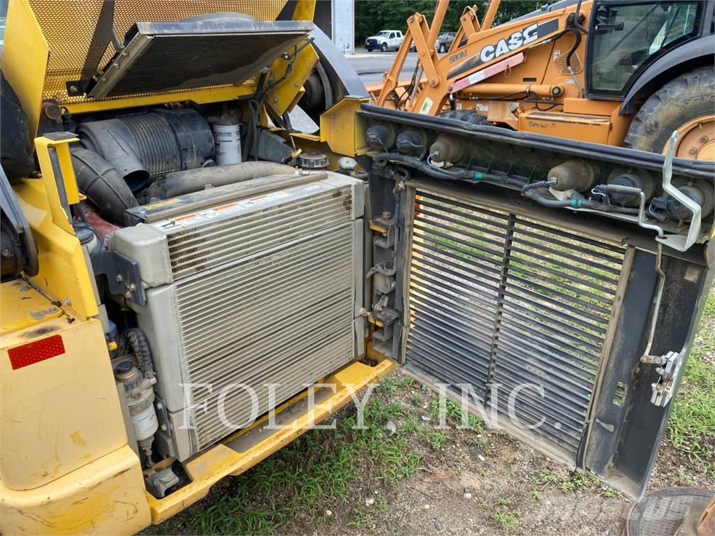 New Holland C238 Kāpurķēžu iekrāvēji